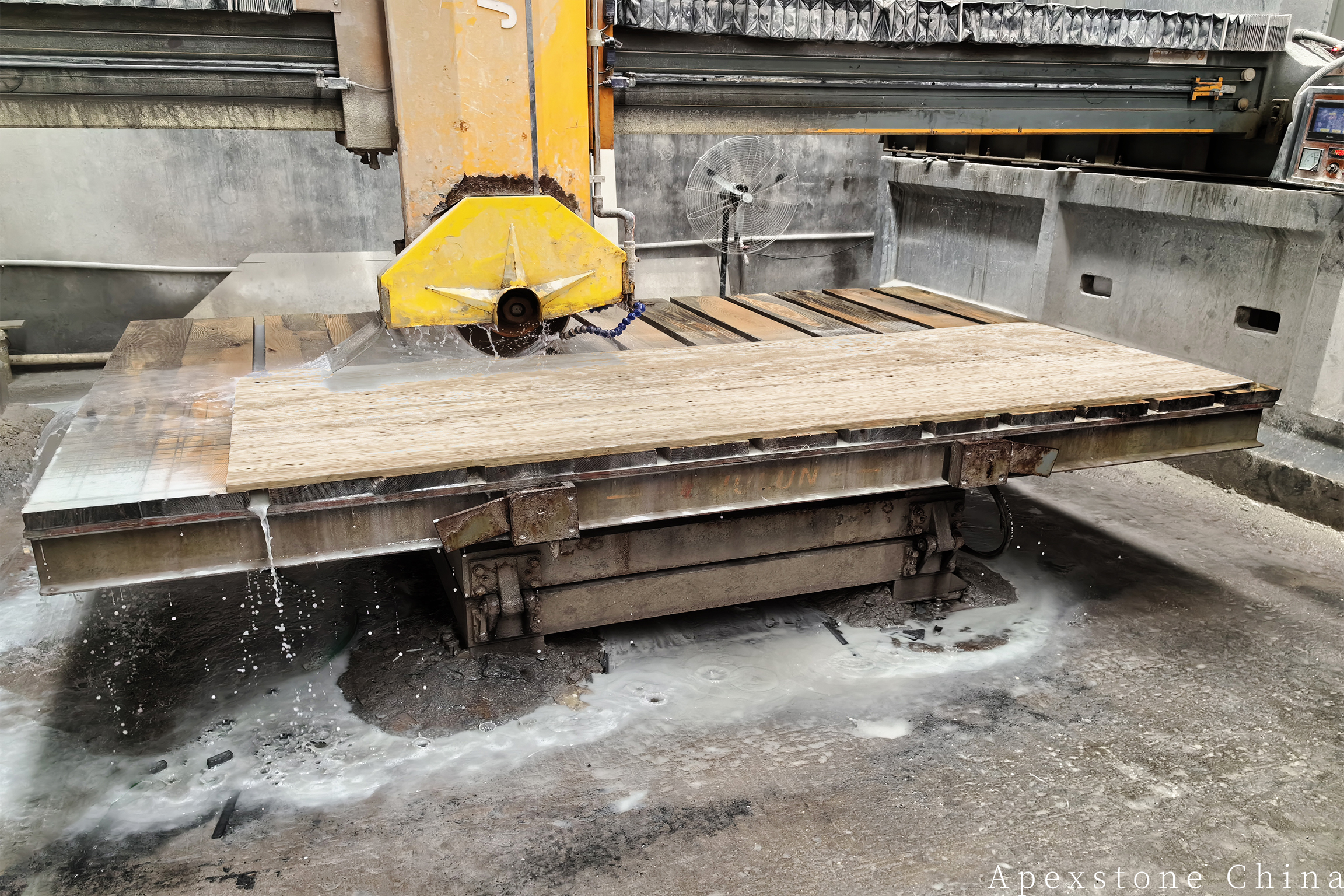 Travertine Romano countertop slabs cutting