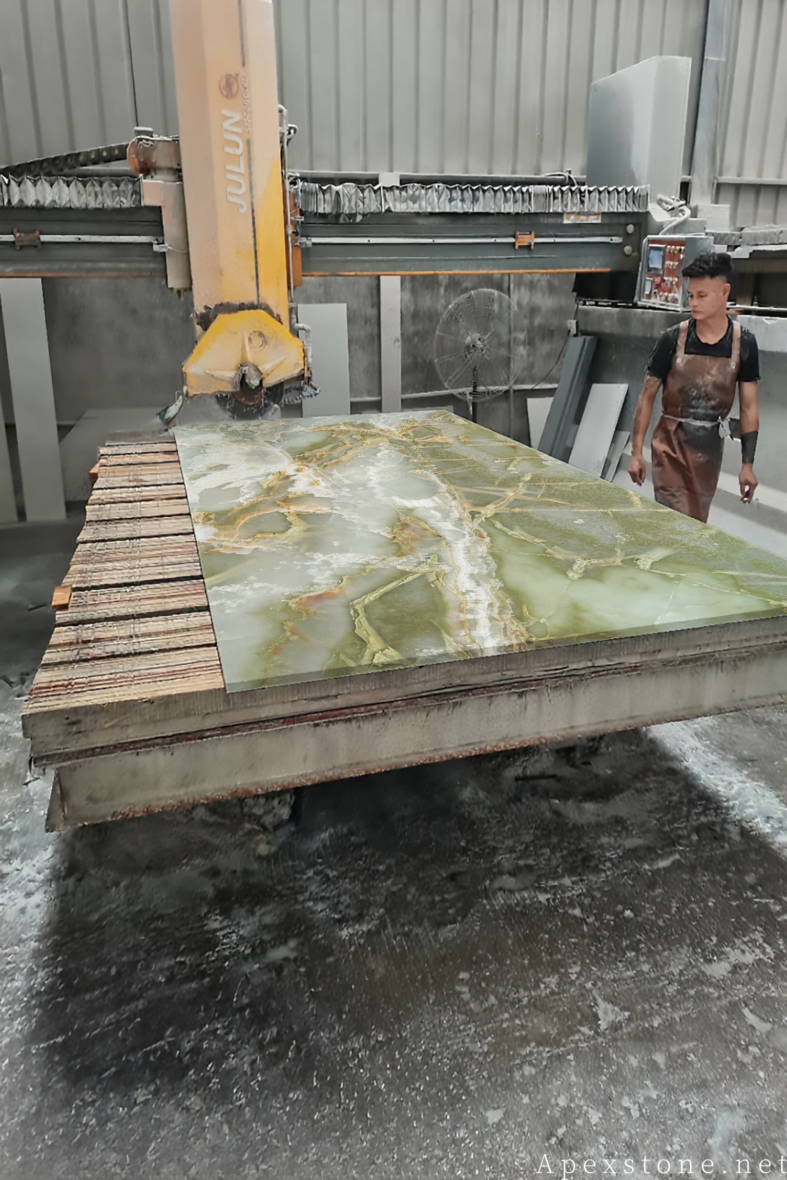 Green Onyx slab cutting detail