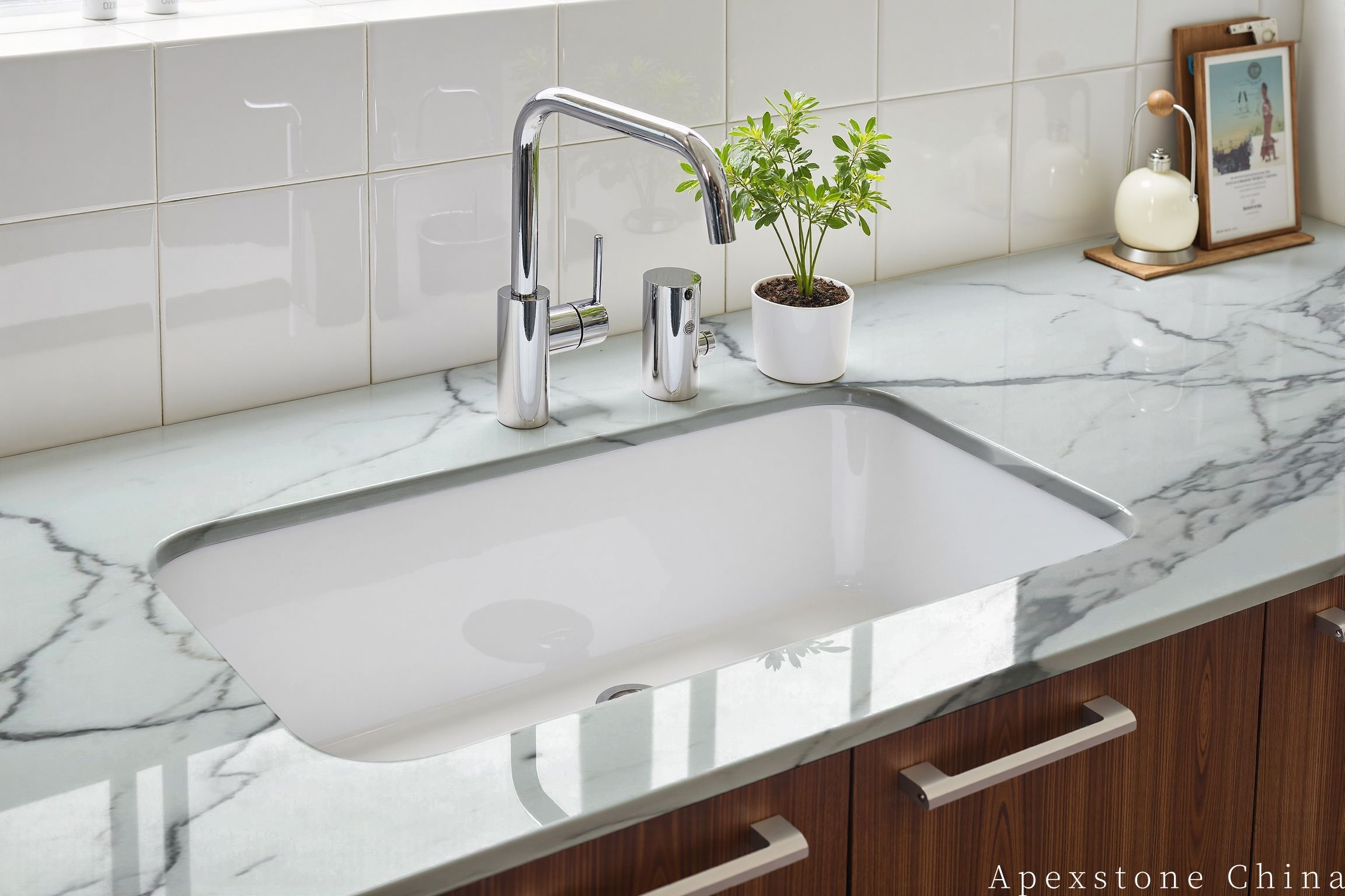 Calacatta White countertop in a complete kitchen